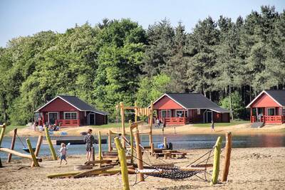 Spielplatz und Ferienhäuser bei 't Smokkelstrand im Ferienpark RCN de Flaasbloem