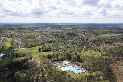 Luftaufnahme des Ferienparks RCN de Roggeberg in der Drents-Friese Wold