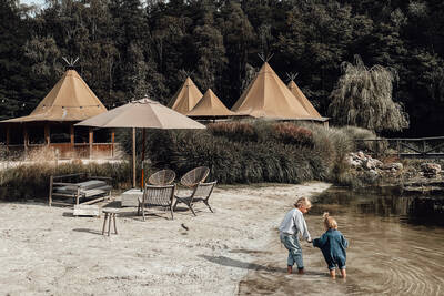 Kinder spielen am Strand des Cozy Beach im Warredal Recreational Domain