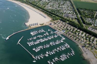 Luftaufnahme des Ferienparks Roompot Beach Resort und des Jachthafens