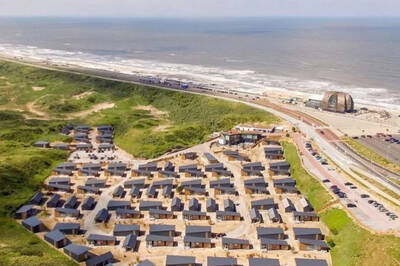 Luftaufnahme des Ferienparks Roompot Bloemendaal aan Zee und des Nordseestrandes