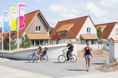 Menschen am Eingang des Ferienparks Roompot Breeduyn Village