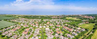 Luftaufnahme des Ferienparks Roompot Buitenhof Domburg mit dem Meer am Horizont