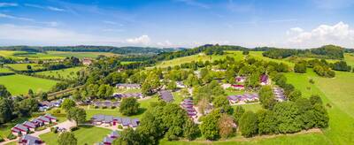 Luftaufnahme des Ferienparks Roompot Bungalowpark Schin op Geul in den Hügeln von Süd-Limburg