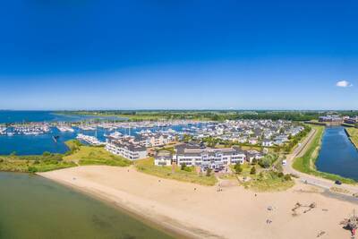 Luftaufnahme der Ferienhäuser im Ferienpark Roompot Cape Helius und des Jachthafens
