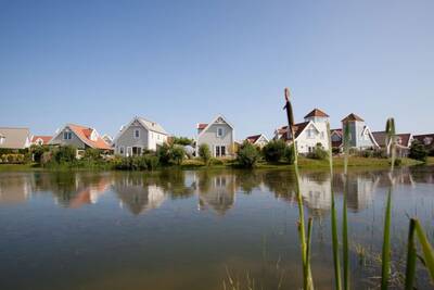 Freistehende Ferienhäuser am Wasser bei Roompot Duynparc De Heeren van 's-Gravensande