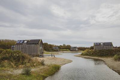 Ferienhäuser am Wasser im kleinen Ferienpark Roompot ECO Grevelingenstrand