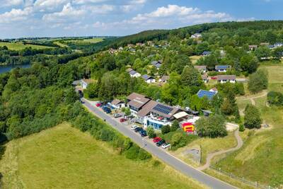 Luftaufnahme des Ferienparks Roompot Eifelpark Kronenburger See und Umgebung