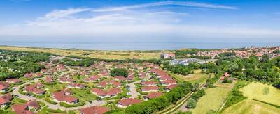 Luftaufnahme des Ferienparks Roompot Hof Domburg mit dem Meer am Horizont