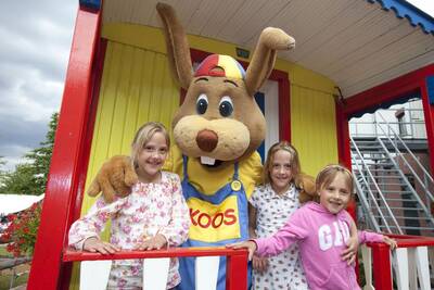Kinder zusammen mit Hase Koos im Ferienpark Roompot Klein Vink