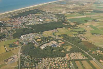 Luftaufnahme von Texel mit unter anderem dem Roompot Kustpark Texel und der Nordsee