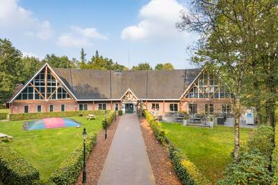 Das Hauptgebäude und der Spielplatz des Ferienparks Roompot Landgoed Het Grote Zand