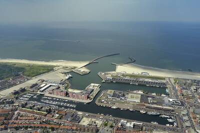 Luftaufnahme des Roompot Nautical Centre Scheveningen an der Nordsee