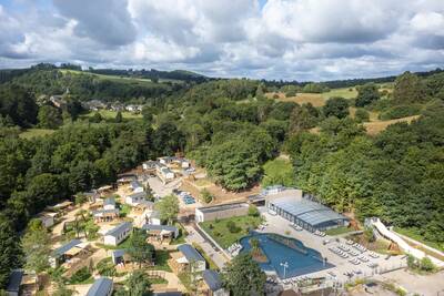 Luftaufnahme des Ferienparks Roompot Parc la Clusure mit Außenpool und Chalets