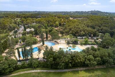 Luftaufnahme des Außenpools des Ferienparks Roompot Plein Air des Chênes