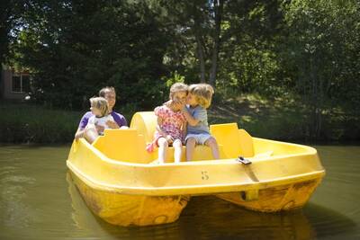 Familie auf einem Tretboot im Roompot Vakantiepark Weerterbergen
