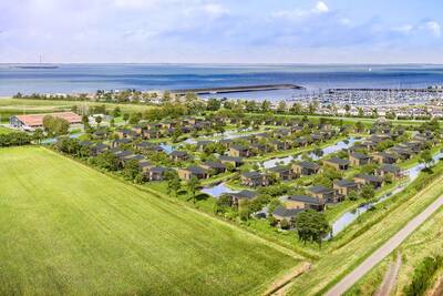 Luftaufnahme des Ferienparks Roompot Water Village und der Oosterschelde