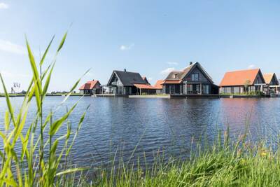 Ferienhäuser am Wasser in der kleinen Roompot Waterstaete Ossenzijl