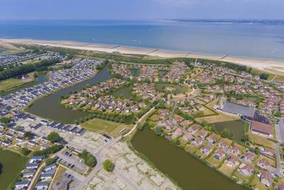 Luftaufnahme des Ferienparks Roompot Zeebad und des Nordseestrandes