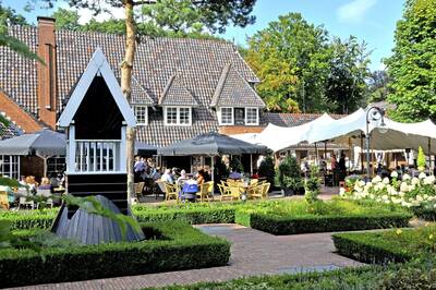 Menschen auf der Terrasse des Restaurants im Ferienpark Topparken Landgoed de Scheleberg