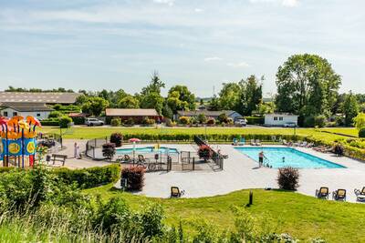Das Freibad und Planschbecken im Freien des Ferienparks Topparken Parc de IJsselhoeve