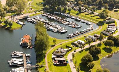Luftaufnahme des Jachthafens im Esmeer im Ferienpark Topparken Recreatiepark het Esmeer
