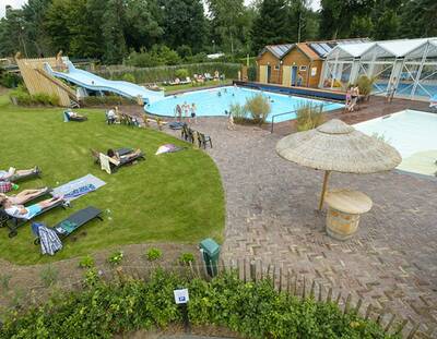 Der Außenpool mit Breitrutsche und Liegewiese des Ferienparks Topparken Resort Veluwe