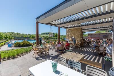 Terrasse des Restaurants des Ferienparks Topparken Résidence Valkenburg