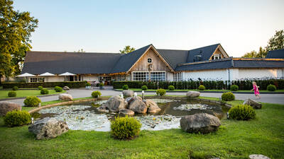 Das zentrale Gebäude des Ferienparks Villapark Hof van Salland