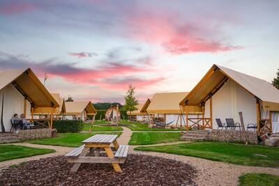 Glamping-Zelte auf einem Feld im Ferienpark EuroParcs Poort van Maastricht