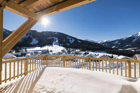 Blick auf die Berge vom Balkon eines Ferienhauses im Alps Resorts Almdorf Hohentauern