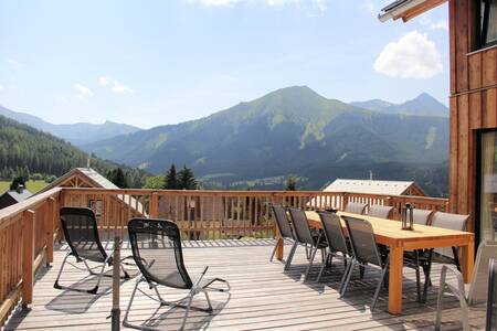 Veranda mit Blick auf die Berge, von einem Ferienhaus im Alps Resorts Almdorf Hohentauern