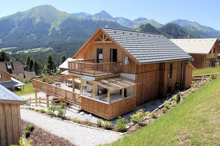 Freistehende Ferienhäuser am Hang im Alps Resorts Almdorf Hohentauern