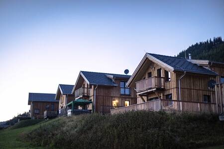 Freistehende Holzferienhäuser am Hang im Alps Resorts Almdorf Hohentauern