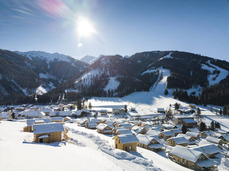 Luftaufnahme des Alps Resorts Almdorf Hohentauern und der im Winter angelegten Skipisten