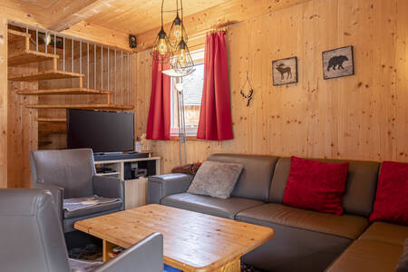 Gemütliches Wohnzimmer mit TV in einem Chalet im Alps Resorts Almdorf Stadl