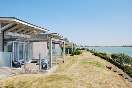 Freistehende Ferienhäuser im Ferienpark Beach Resort Makkum mit Blick auf das IJsselmeer