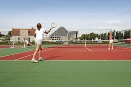 Tennisspieler auf dem Tennisplatz im Ferienpark Beach Resort Makkum