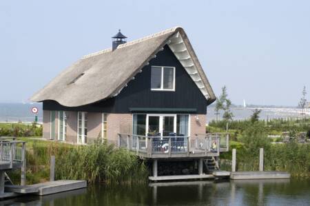 Luxusvilla mit Terrasse über dem Wasser im Ferienpark Beach Resort Makkum