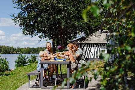 Familie auf der Terrasse eines Jungalows „Zebra“ im Lake Resort Beekse Bergen