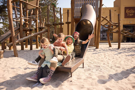Eine Familie auf einer Rutsche auf einem Spielplatz im Safari Resort Beekse Bergen