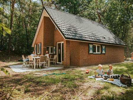 Familie im Garten eines freistehenden Ferienhauses im Ferienpark Beerze Bulten