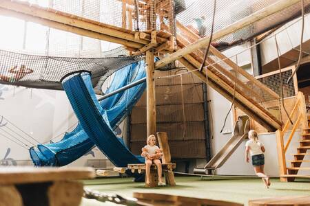 Spielgeräte im Indoor-Spielplatz "Giga Konijnenhol" des Ferienparks Beerze Bulten