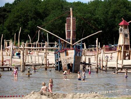 Kinder spielen im Wasser im Giga Rabbit Field des Ferienparks Beerze Bulten