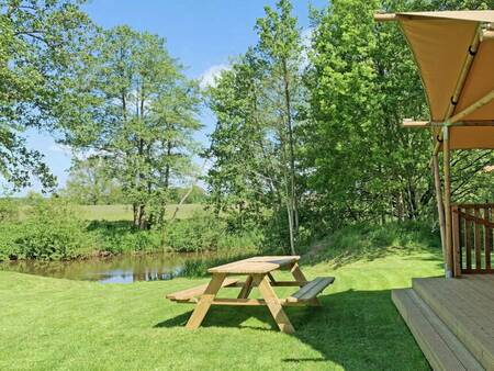 Ein Picknicktisch im Garten einer Glamping-Lodge im Ferienpark Beerze Bulten