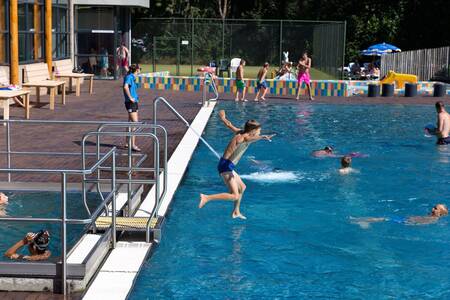 Menschen schwimmen im Außenpool des Ferienparks Beerze Bulten