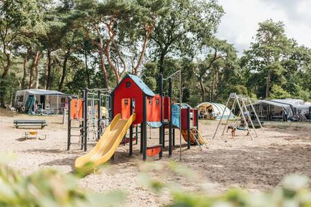 Ein Spielplatz auf einem Campingplatz im Ferienpark Beerze Bulten