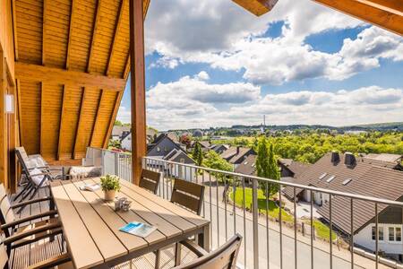 Blick vom Balkon einer Wohnung im Roompot Bergresort Winterberg