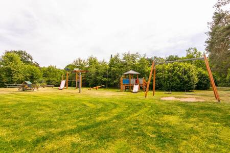 Kinder können auf dem Spielplatz im Bospark Markelo spielen