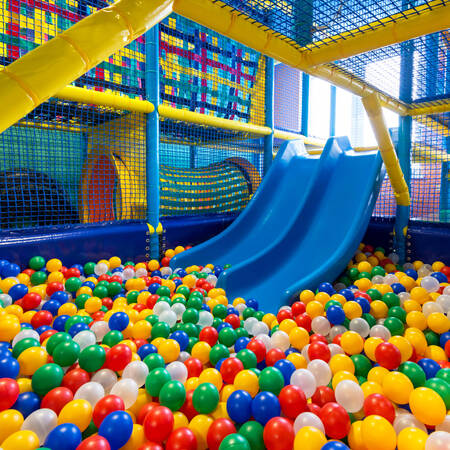 Das Bällebad mit Rutsche im Indoor-Spielplatz des Ferienparks BreeBronne